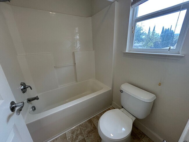 Building Photo - 1454 Azalea Dr