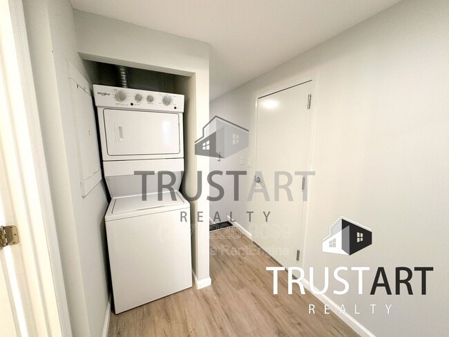 Building Photo - 2404 W Thompson St