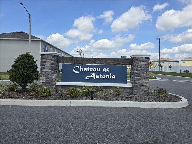 Building Photo - 3062 Chantilly Dr