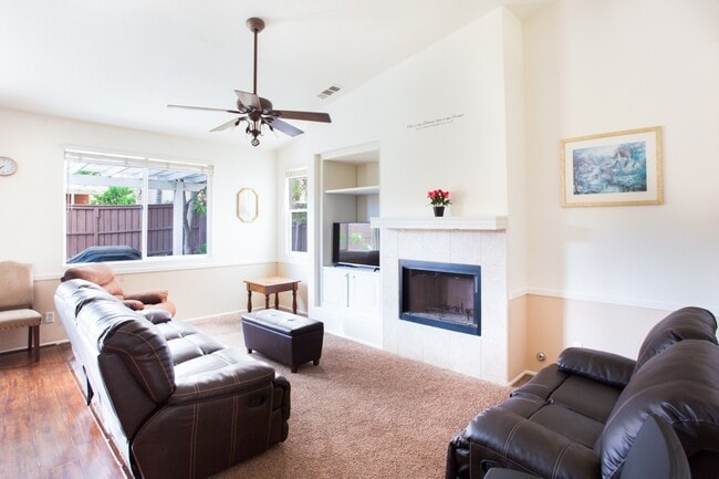 Building Photo - Spacious 4 Bedroom, 2 Bath Furnished Famil...