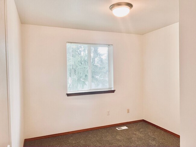 Building Photo - Enormous 4 Bed 2.5Bath + Bonus Room Great Lacey Neighborhood