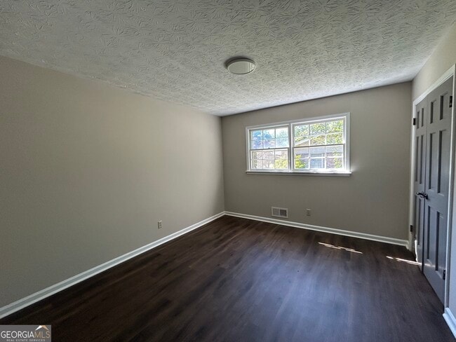 Building Photo - 2000 Forest Dr