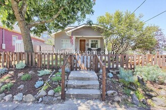 Building Photo - 3 Bed, 2 Bath Home Near McMenamins Kennedy School in NE Portland