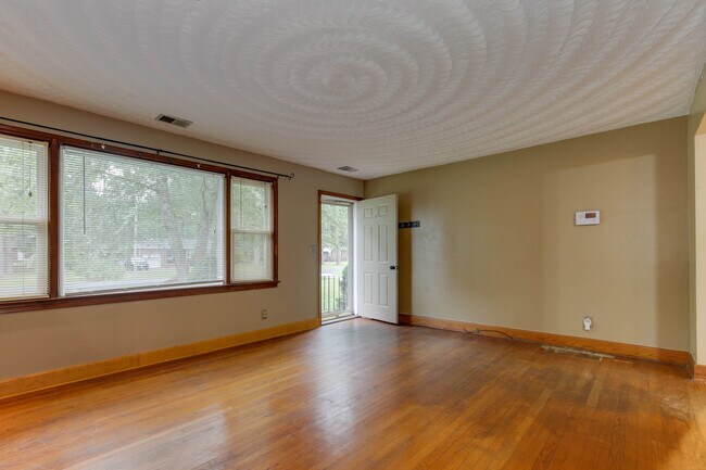 Building Photo - 128 Mann Dr