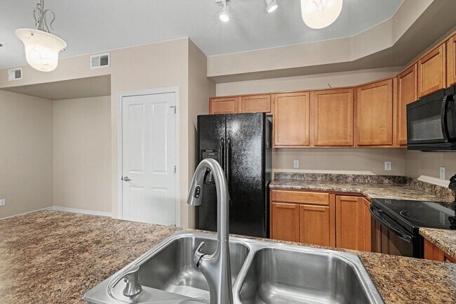 Building Photo - Beautifully Updated 2 Bed / 2 Bath Condo with Garage in Chatfield Bluffs