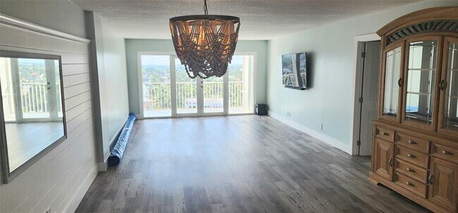 Building Photo - 299 N Riverside Dr