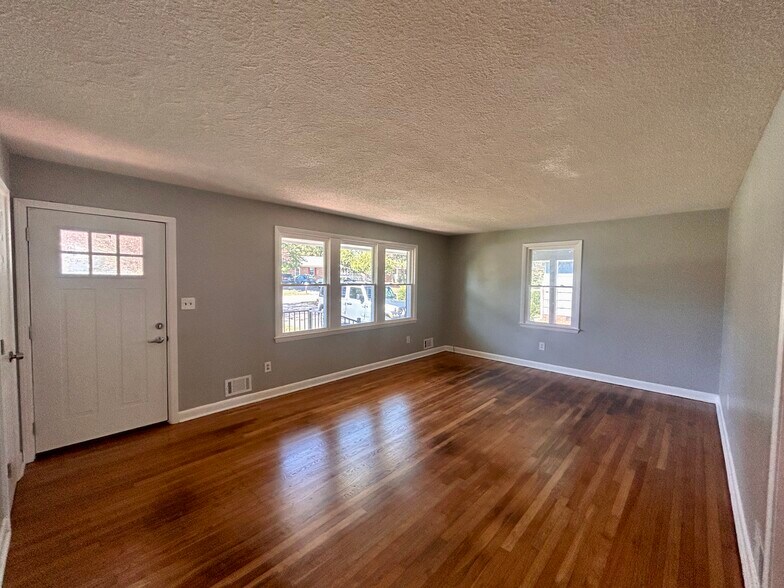 Building Photo - 553 Glenwood Dr