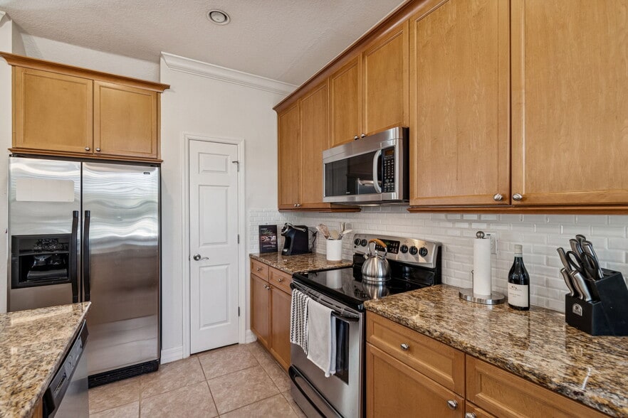 Kitchen w/ large pantry - 4543 Bay Spring Ct