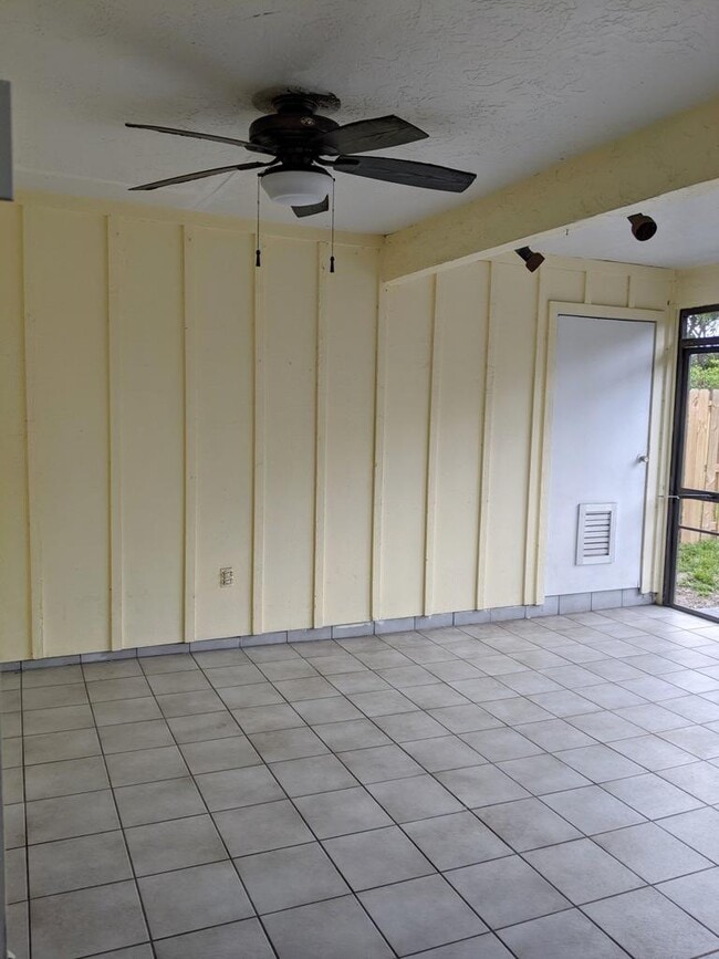 Building Photo - 1352 Riverside Cir
