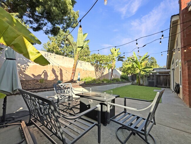 Building Photo - 5 Cll Rienda