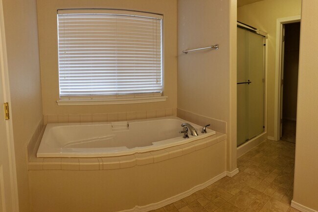 Building Photo - 413 Roger Smith Dr