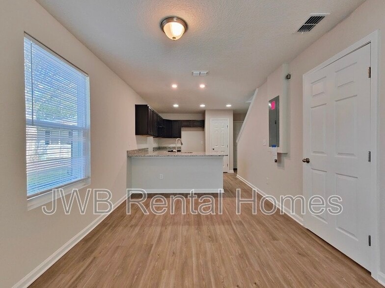 Building Photo - 869 Line St