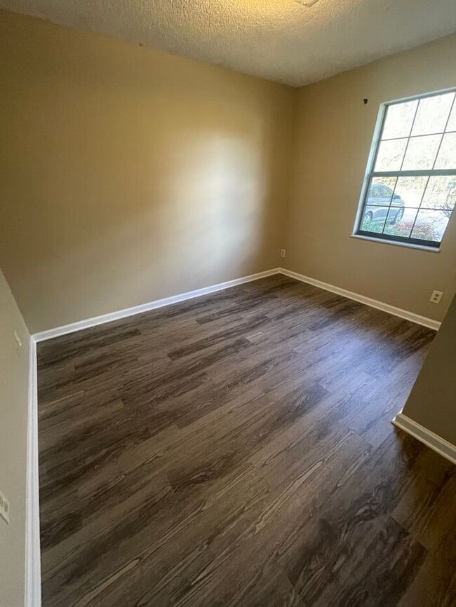 Building Photo - Charming 2-Bed, 2-Bath Townhouse in NW Kno...