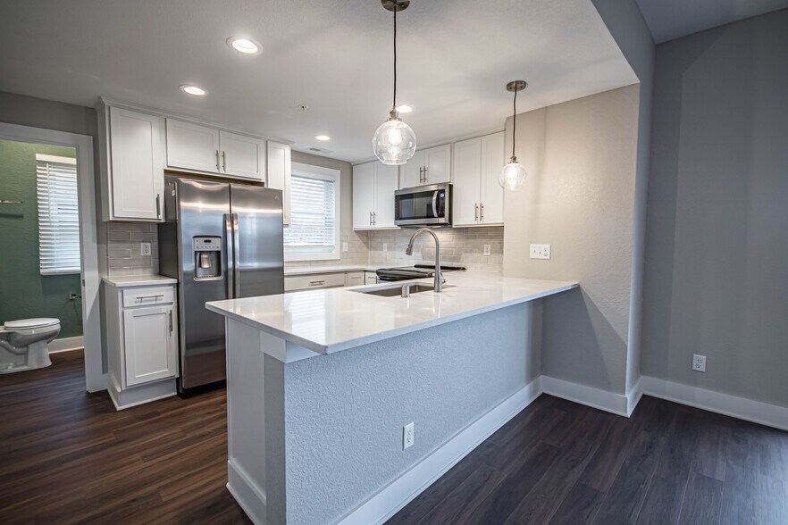 Building Photo - 1659 N Van Buren St