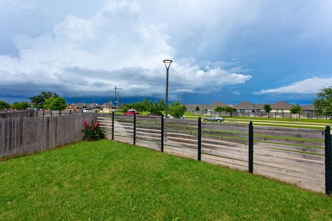 Building Photo - 3 Bedroom, 2 Bath in Midtown Subdivision C...