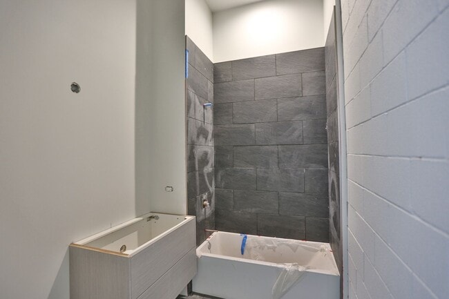 Building Photo - Brand New 1 Bed in Wicker Park. 12' Ceilings. Huge Windows, Elevator Building. Roof Deck. Free In...