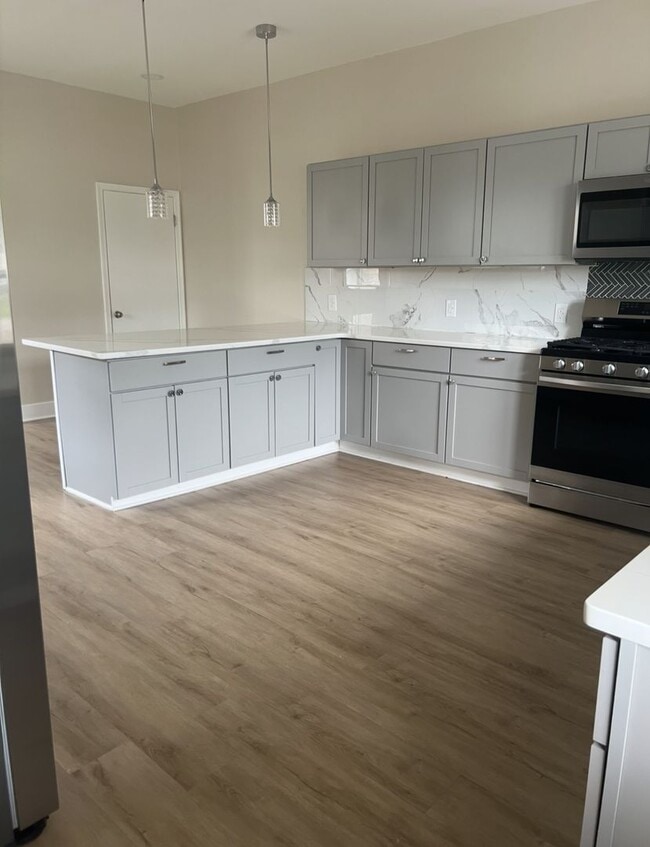 Building Photo - Renovated 3 Bedroom 3 Bathroom Single Fami...