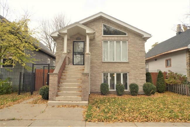 Primary Photo - 2652 N Mont Clare Ave