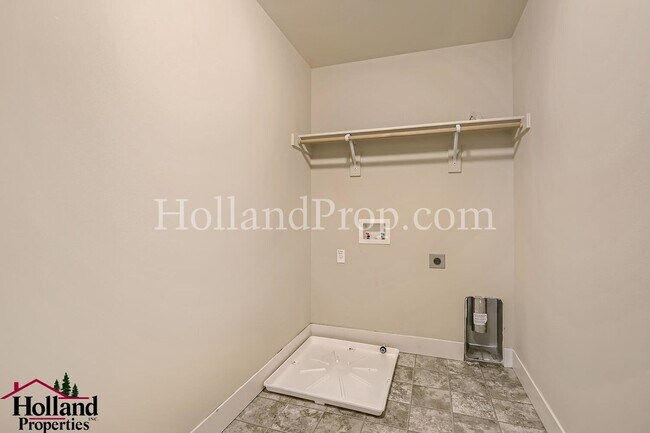 Building Photo - Gorgeous 4-Bedroom Home Near Nike & Intel ...