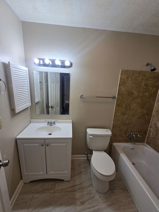 Building Photo - Newly Renovated 3 Bedroom 2.5 bathroom Townhouse