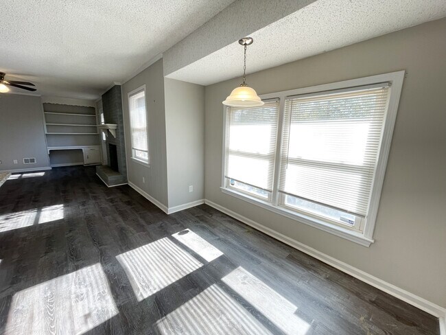 Building Photo - 306 Lloydwood Dr