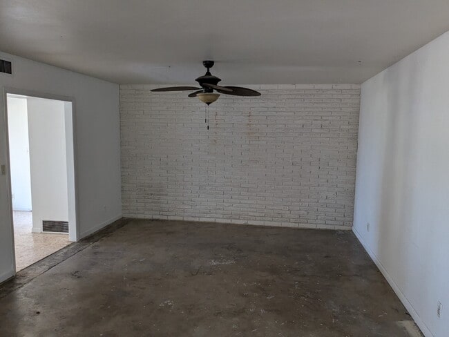 Building Photo - 1439 N Alamo Rd