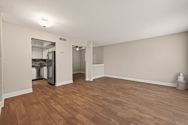 Building Photo - 754 Memorial Mews St