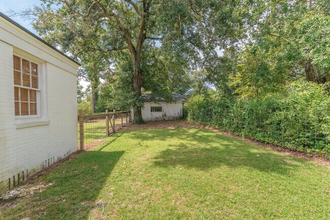Building Photo - Charming 3-bedroom/2-bath single-family ho...