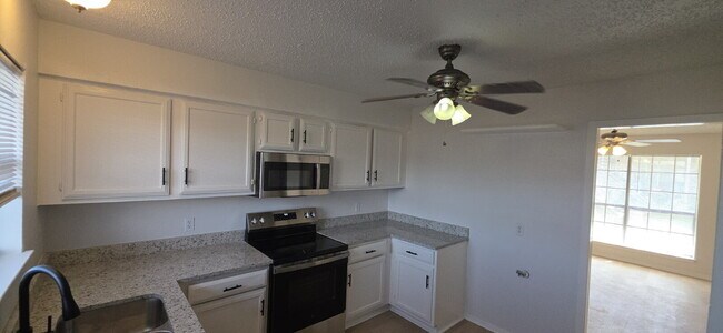 Building Photo - First-floor condo with fenced in backyard!