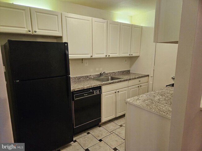 Building Photo - 7613 Fontainebleau Dr