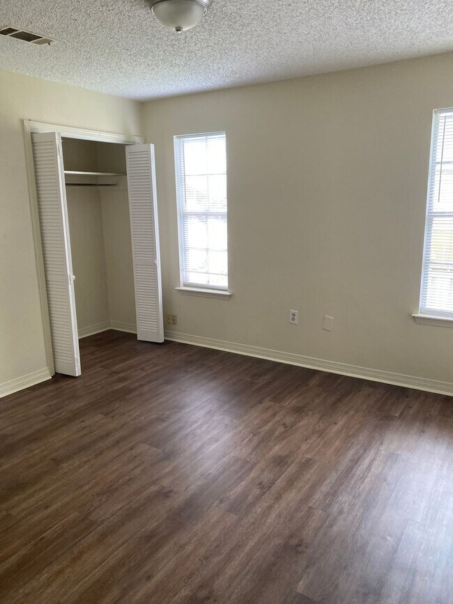 Building Photo - 8757 Granite Dr