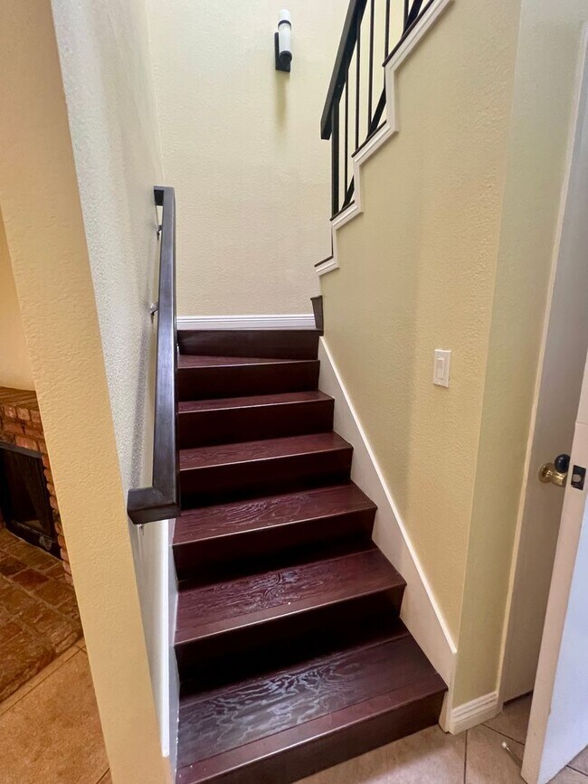 Building Photo - Charming 2 Bed 1.5 Bath Condo in Quiet and...