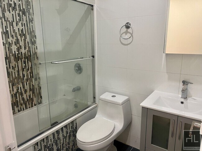 Building Photo - 3BR 2BA w/ Juliet Balcony On Bushwick/Ridg...