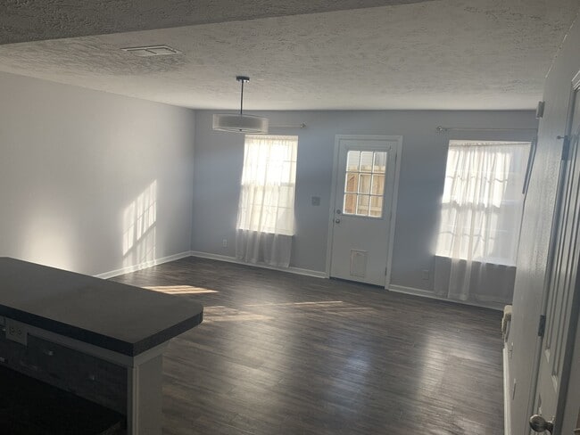 Building Photo - 333 Arapaho Dr