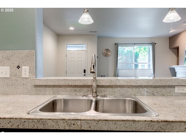 Building Photo - Amberglen Neighborhood 3 Bed 2.5 Bath Townhome w/ Garage, A/C, Washer & Dryer~ Convenient to ONPR...