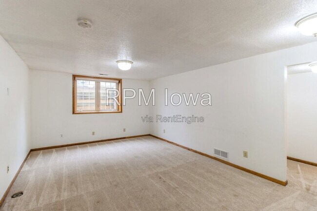 Building Photo - 13585 Summit Dr