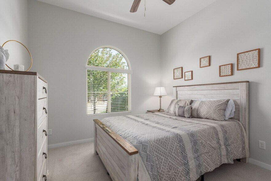 Building Photo - 1914 N 140th Ave