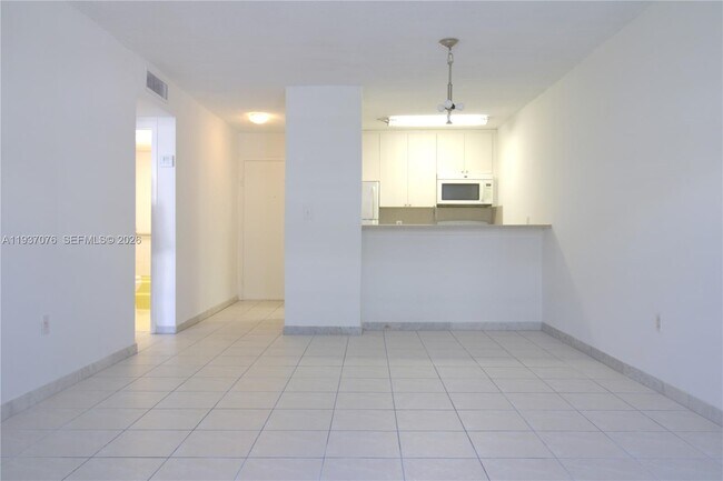 Building Photo - 1225 NE 124th St