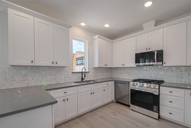 Building Photo - 1350 W 24th St