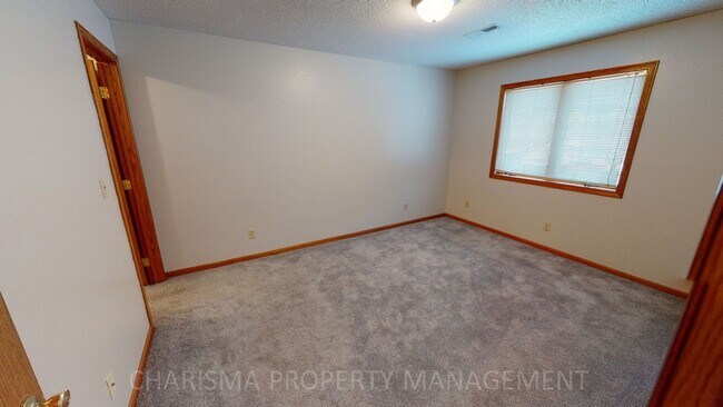 Building Photo - 3 BEDROOM, 2 BATH WALK IN TOWNHOME, ATTACH...