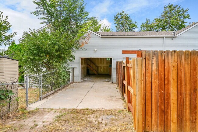 Building Photo - $2,445, 4 bed, 2.5 bath, located in Englewood