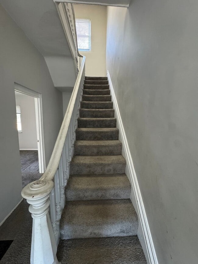 Building Photo - 4 Bedroom 1 Bathroom in Fineview!