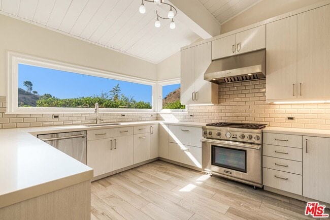 Primary Photo - 1200 El Hito Cir