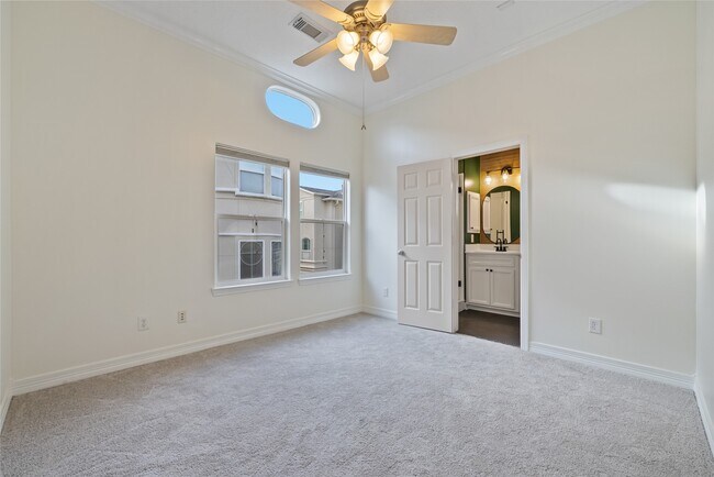 Building Photo - 1515 Hyde Park Blvd