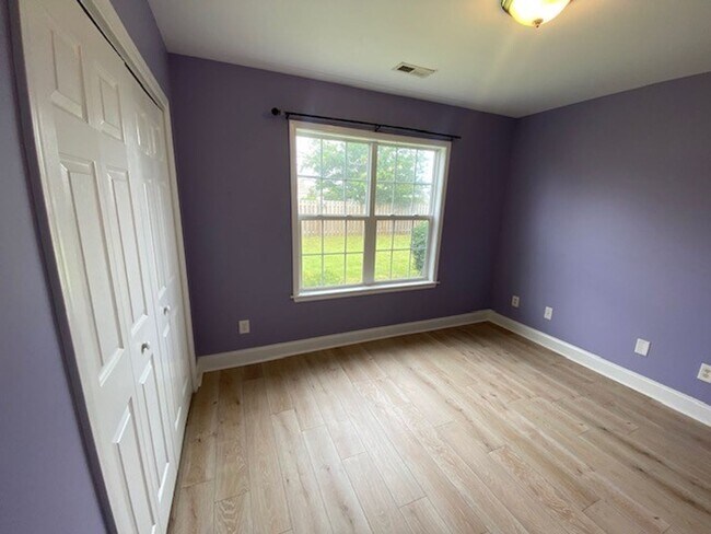Building Photo - Welcome to this stunning 3-bedroom, 2-bathroom home located in Courntey Pines