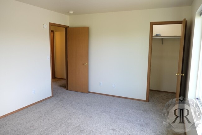 Building Photo - 2 Bedroom, 1 1/2 Bath Townhouse - Move In Ready!