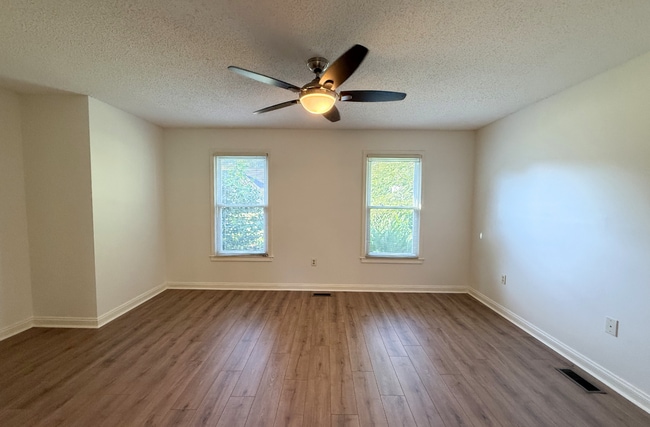 Building Photo - 2071 Howlong Ave