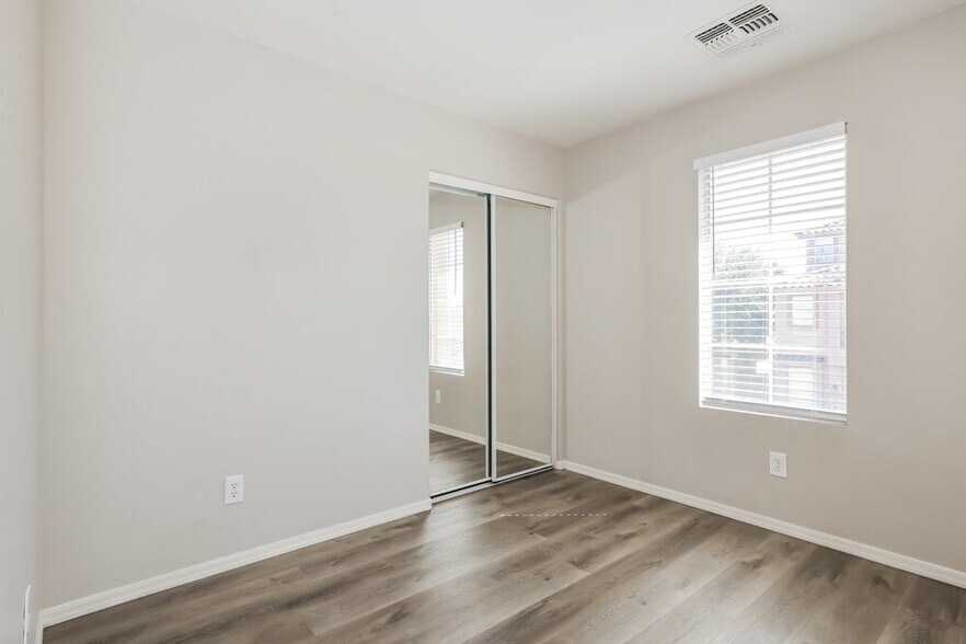 Building Photo - 5208 W Warner St