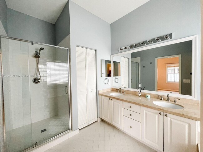 Building Photo - 686 Maplewood Ct