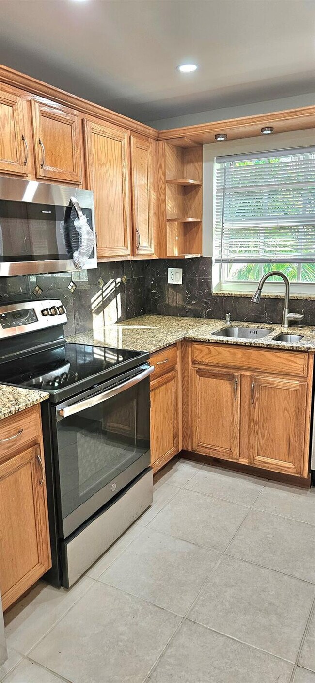 Building Photo - 2901 NE 51st St